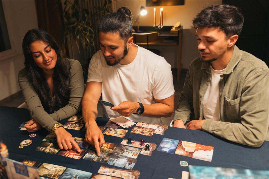 Groep mensen speelt samen coöperatief bordspel aan tafel