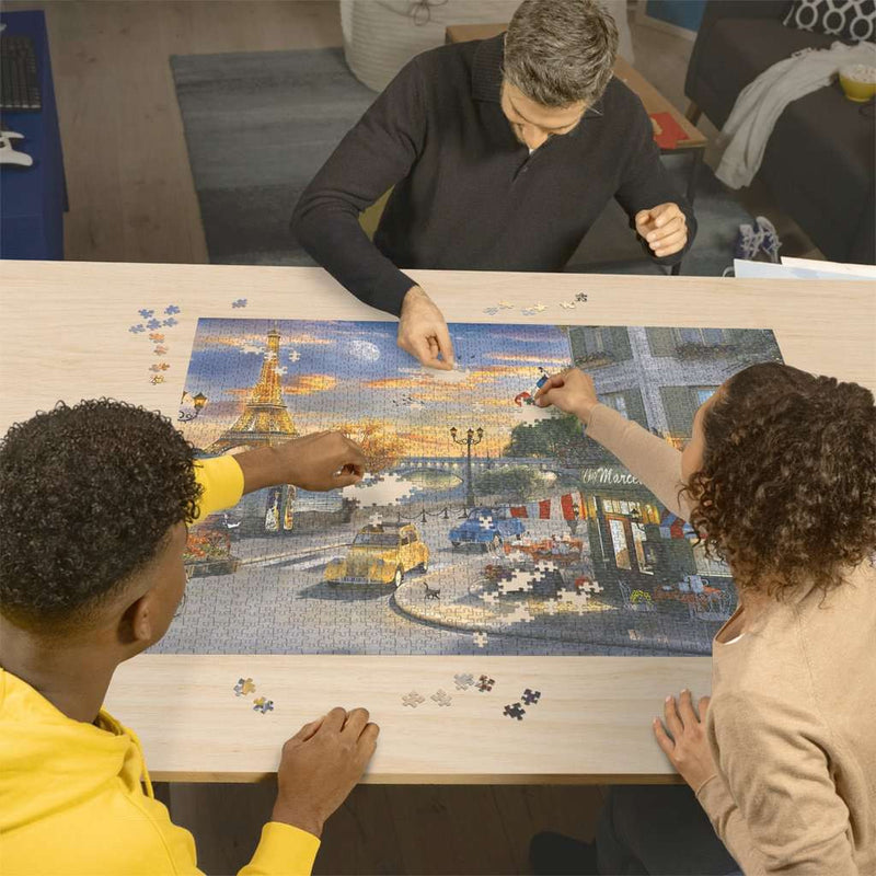 Romantische avond in Parijs - Puzzel 2000 stukjes - Ravensburger 00016716, met drie vrienden aan het puzellen