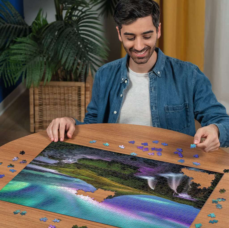 Aurora over Kirkjufell- Puzzel 1000 stukjes - Ravensburger 12001744, man aan het puzzelen