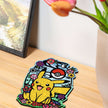 Bovenaanzicht voltooide Wooden Pokémon Pikachu puzzel op houten tafel