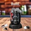 Half opgebouwde Darth Vader 3D puzzel op houten tafel – Ravensburger Hylkies