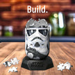 Half opgebouwde Stormtrooper 3D puzzel op houten tafel – Ravensburger Hylkies