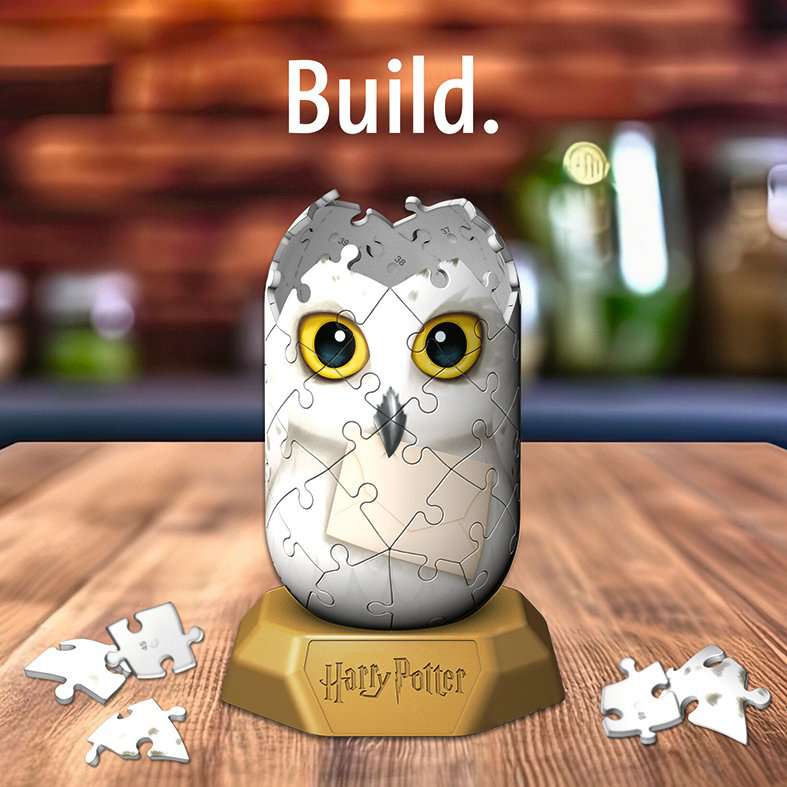Semi-opgebouwde Hedwig 3D puzzel op houten tafel