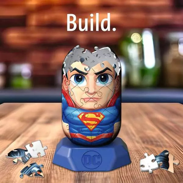 Semi-opgebouwde Superman 3D puzzel op houten tafel