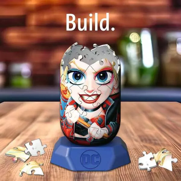 Semi-opgebouwde Harley Quinn 3D puzzel op houten tafel