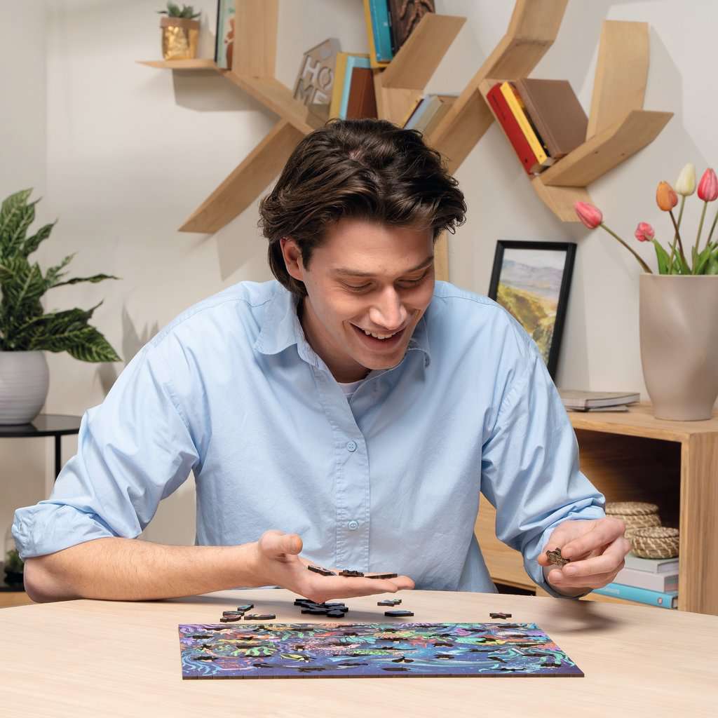 Volwassene legt Ravensburger houten puzzel met dierenthema