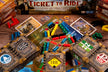 Detailfoto van de spelonderdelen van Ticket to Ride Legacy