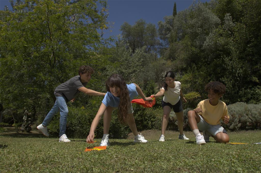 Jungle Speed Giant - buitenspel van Zygomatic, buiten aan het spelen