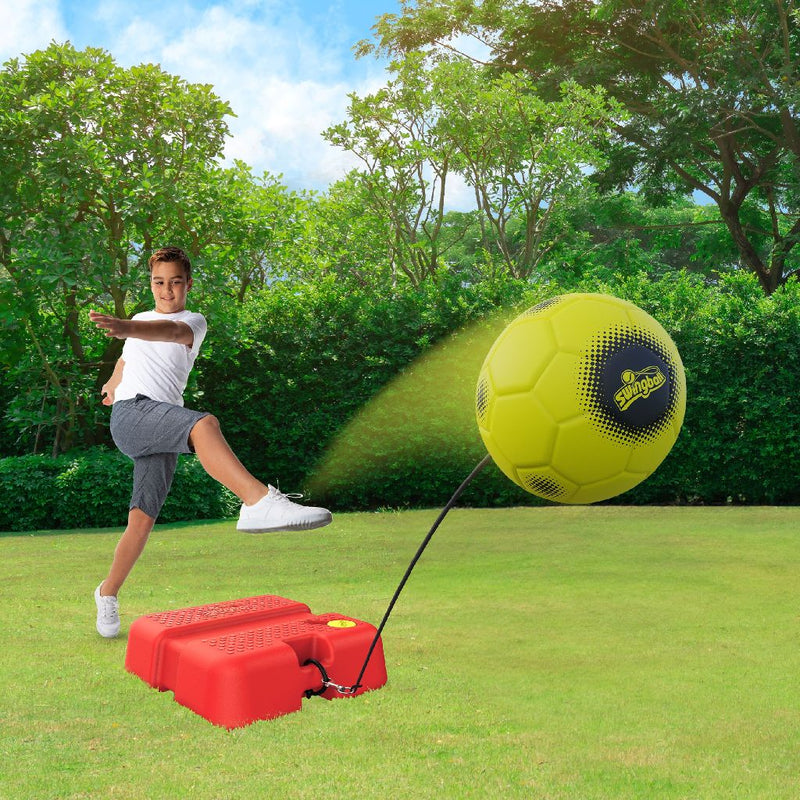 Persoon die met Swingball bal speelt in park
