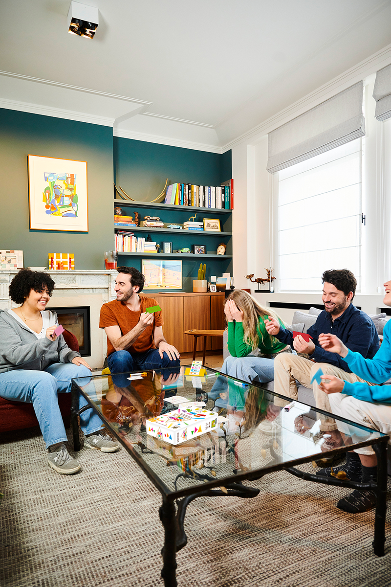 Just One - Nieuwe versie - Partyspel van Repos Production wordt gespeeld door een groep spelers