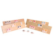 Rummikub tegels op houten houders