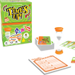 Spelonderdelen van Time’s Up! Family uitgespreid met de doos