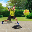 Persoon die tennist met Swingball Pro Reflex trainer in park