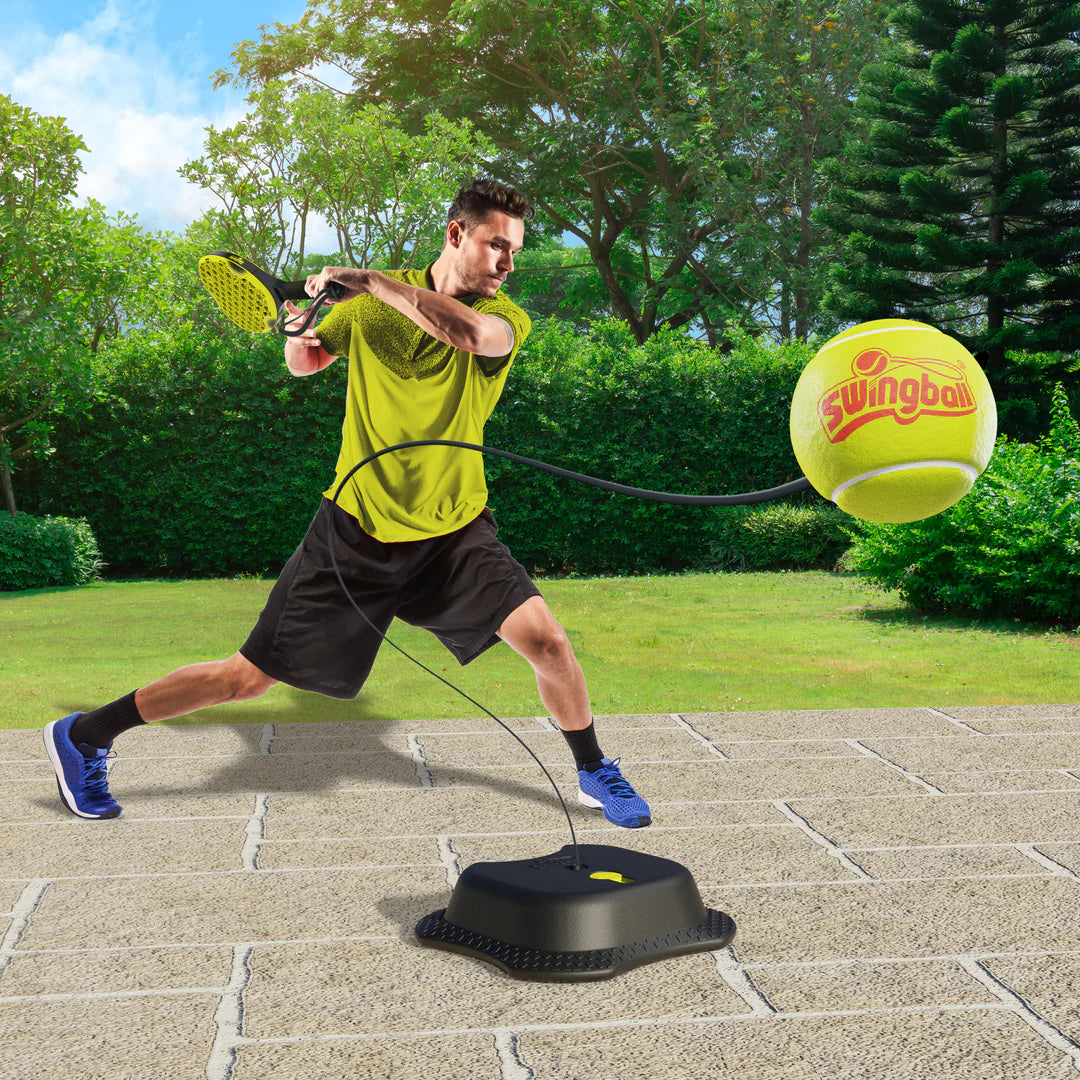 Persoon die tennist met Swingball Pro Reflex trainer in park