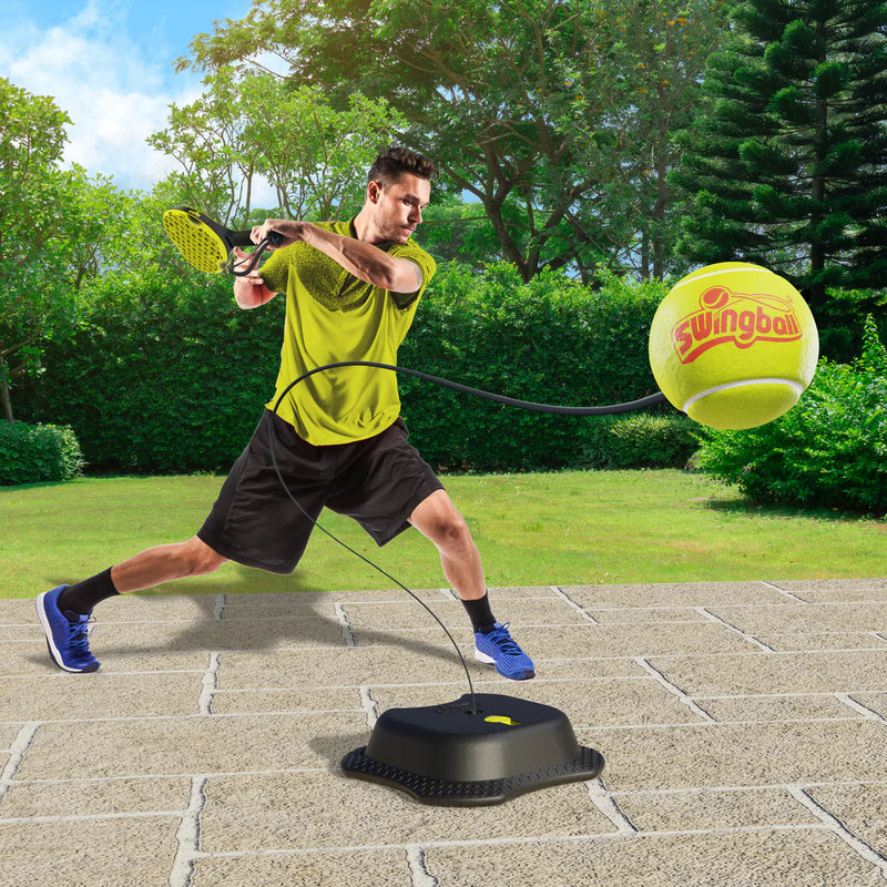 Persoon die tennist met Swingball Pro Reflex trainer in park