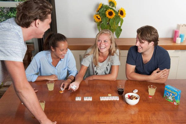 Mensen die het spel Regenwormen spelen