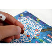 Hand kleurt met rood potlood op scorevel van Pick A Pen: Riffen