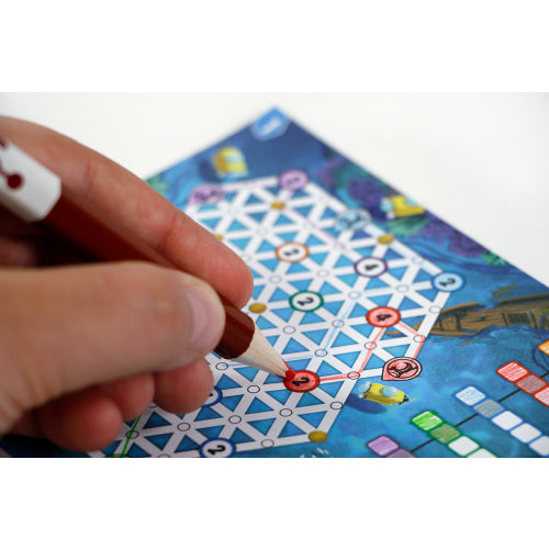 Hand kleurt met rood potlood op scorevel van Pick A Pen: Riffen