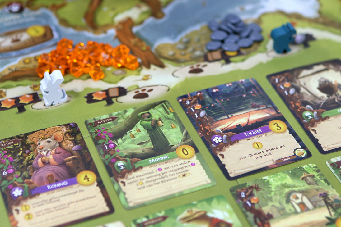 Close-up van karakter- en locatiekaarten uit Everdell