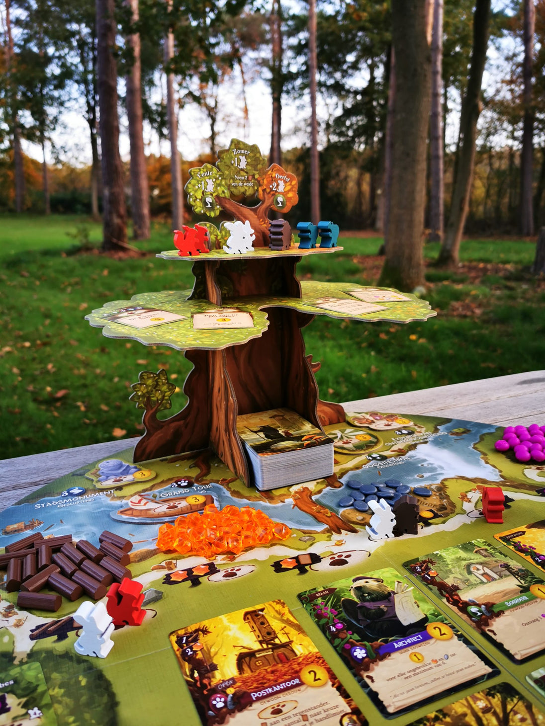 Volledig opgebouwd speelbord van Everdell met alle speelstukken in het spel