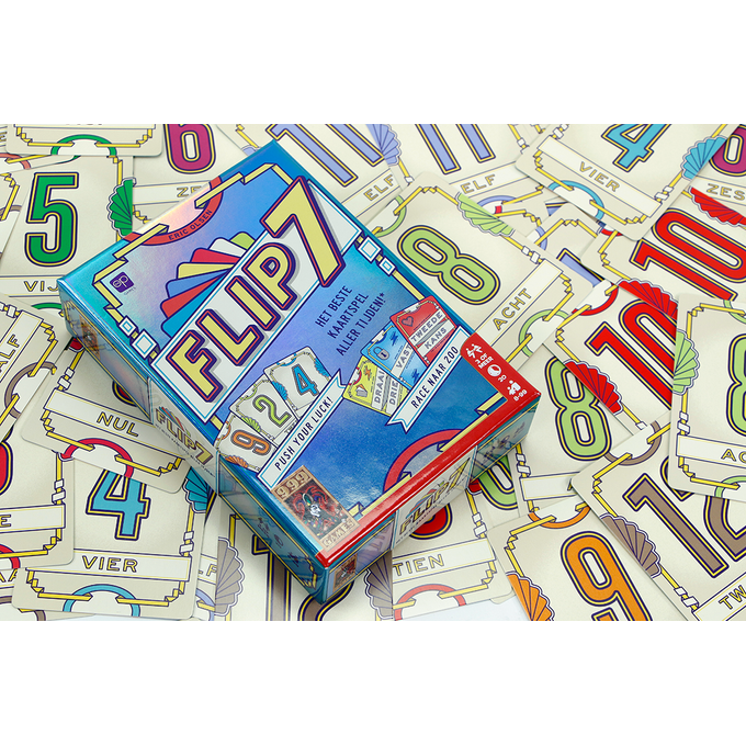 Gesloten Flip 7 doos bovenop kaarten