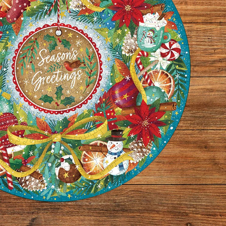 Season's Greetings puzzel op houten tafel – bovenaanzicht van de afgeronde puzzel