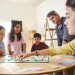 Familie speelt Monopoly