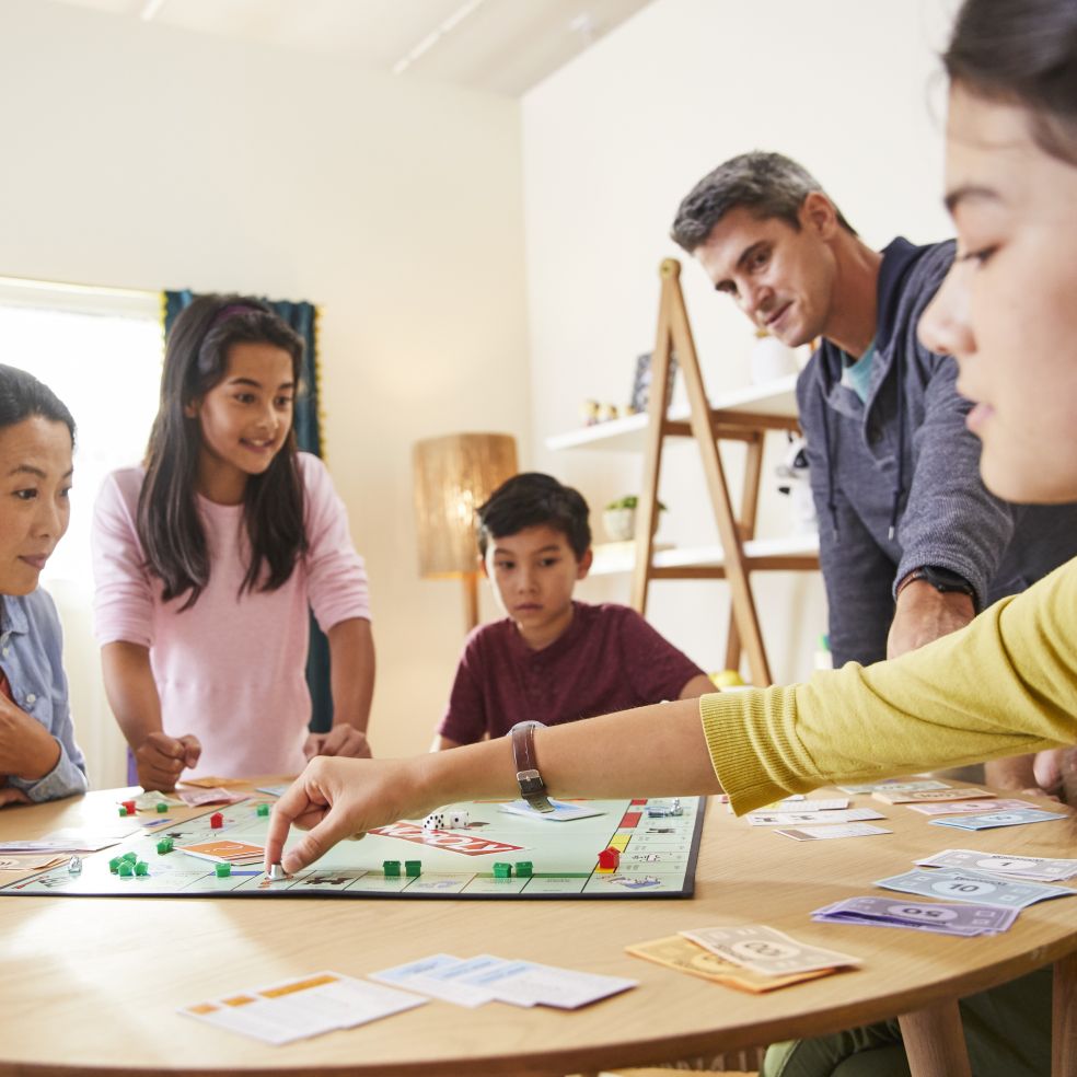 Familie speelt Monopoly