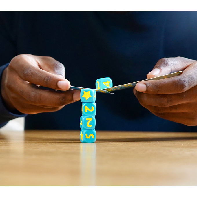 RANDOM TALENTS - Partyspel van 999 Games, toren van dobbelstenen maken