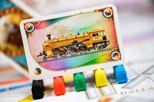 Close-up van een treinkaart bovenop kleurrijke treinstukken