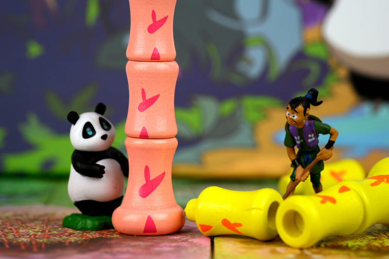 Close-up van een panda beeldje, een karakter beeldje en een verticale stapel speelstukken