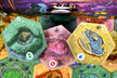 Close-up van drie zeshoekige territoriumstukken uit het spel Takenoko